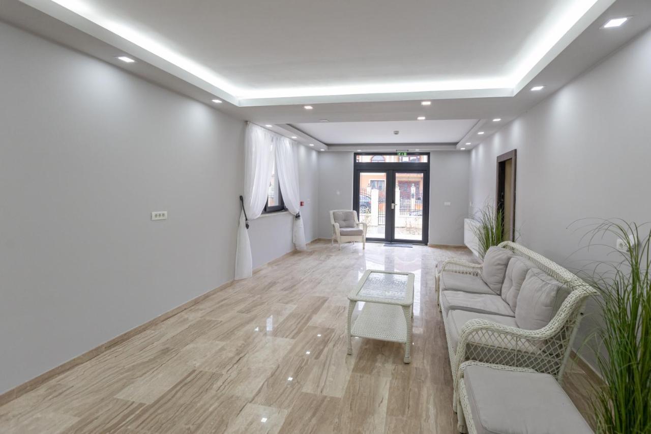 Villa Class Sînmartin Buitenkant foto