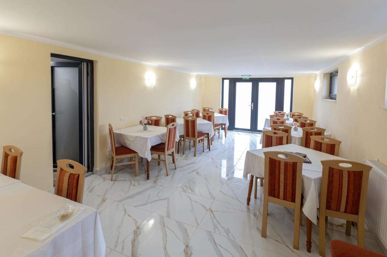 Villa Class Sînmartin Buitenkant foto