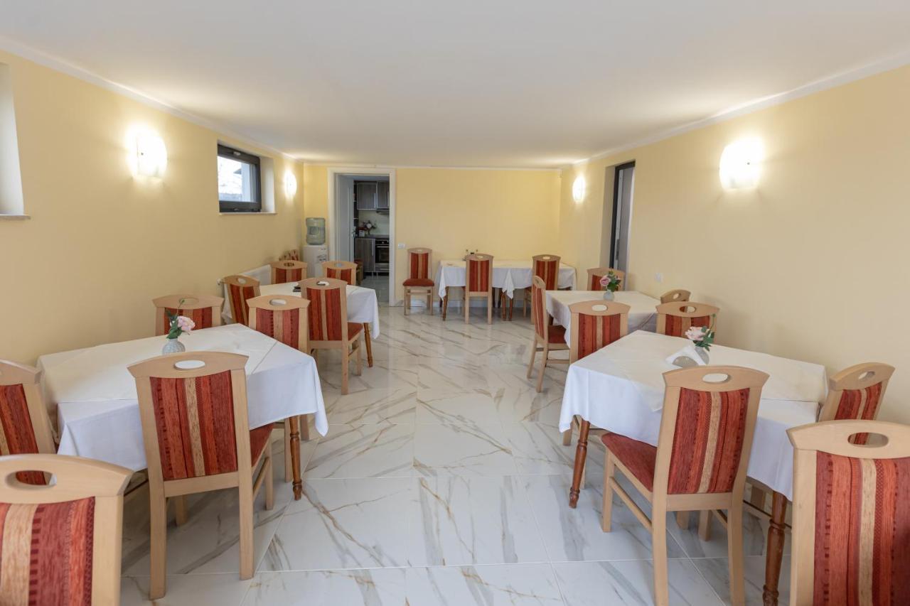 Villa Class Sînmartin Buitenkant foto